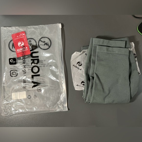 Aurola seamless scrunch legging 25” (NWT) - Picture 3 of 3